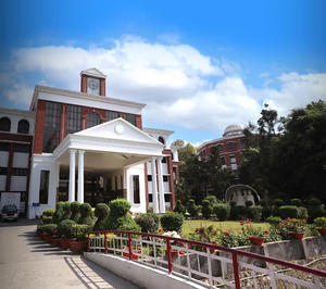 Graphic Era Deemed To Be University Dehradun Graphic Era Deemed to be University (GEU) Dehradun modern campus building with lush green surroundings